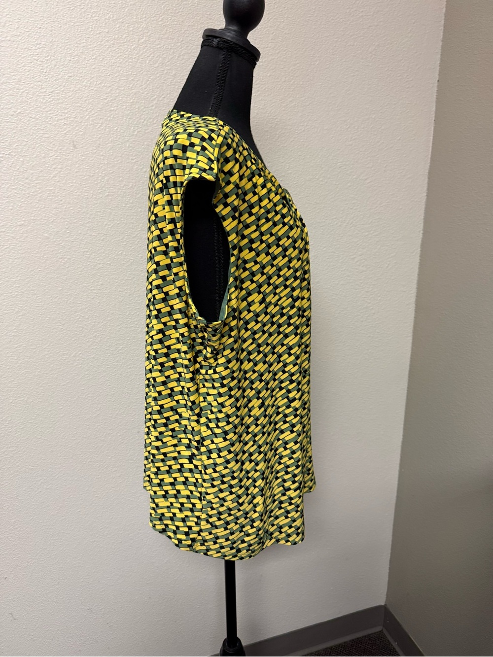Kasper 2X Geometric Twist Neck Blouse Yellow Black Career Plus Size Top - Picture 5 of 8